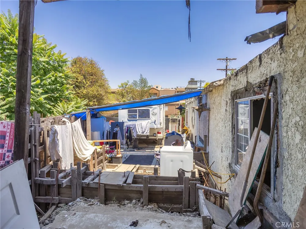 4463 Bellflower Avenue West Toluca Lake, CA 91602