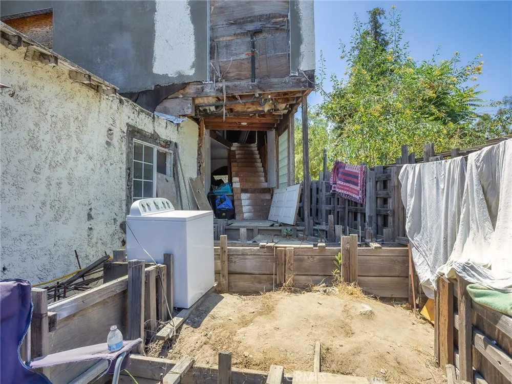 4463 Bellflower Avenue West Toluca Lake, CA 91602