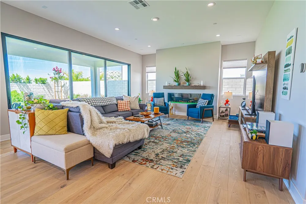 27871 Screenplay Place Valencia, CA 91381