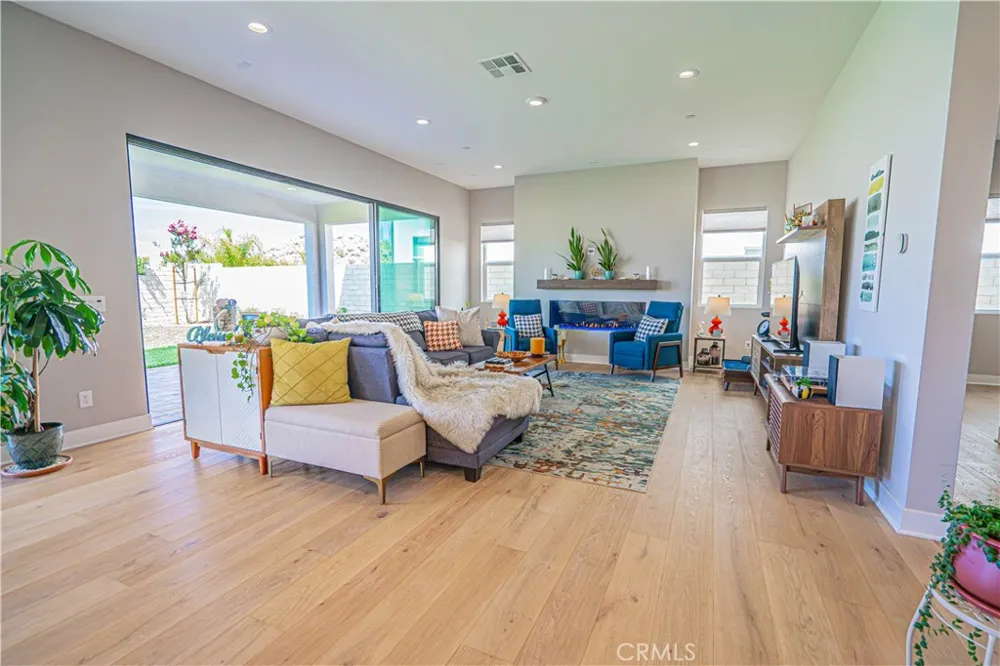 27871 Screenplay Place Valencia, CA 91381