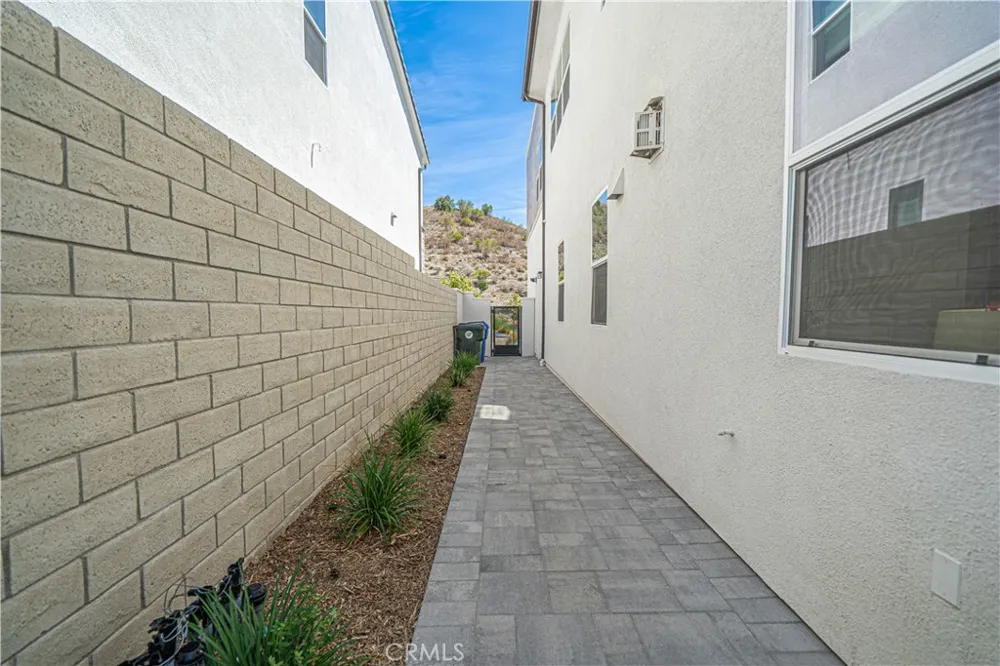 27871 Screenplay Place Valencia, CA 91381