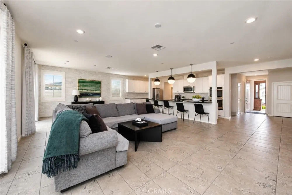 2750 Kings Canyon Drive Jurupa Valley, CA 92509
