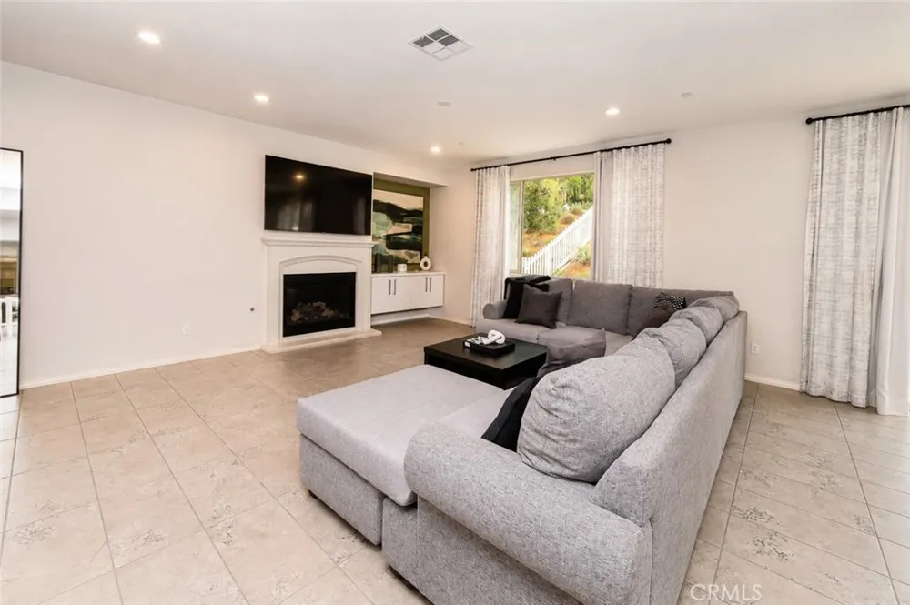 2750 Kings Canyon Drive Jurupa Valley, CA 92509