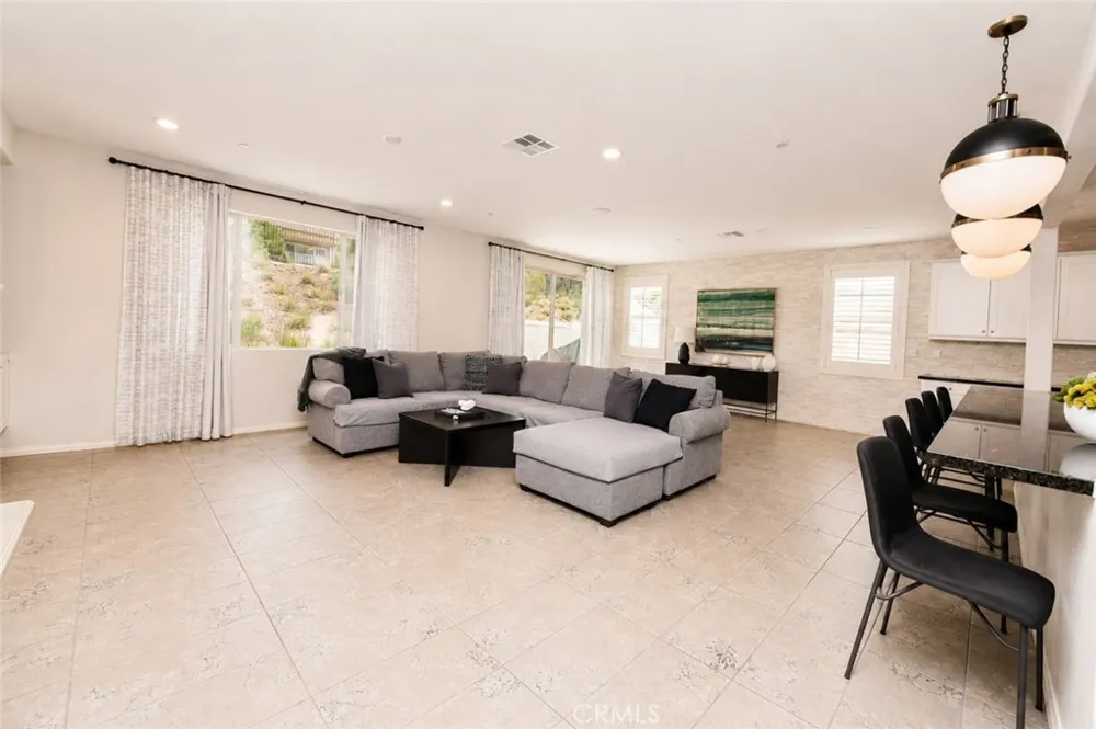 2750 Kings Canyon Drive Jurupa Valley, CA 92509