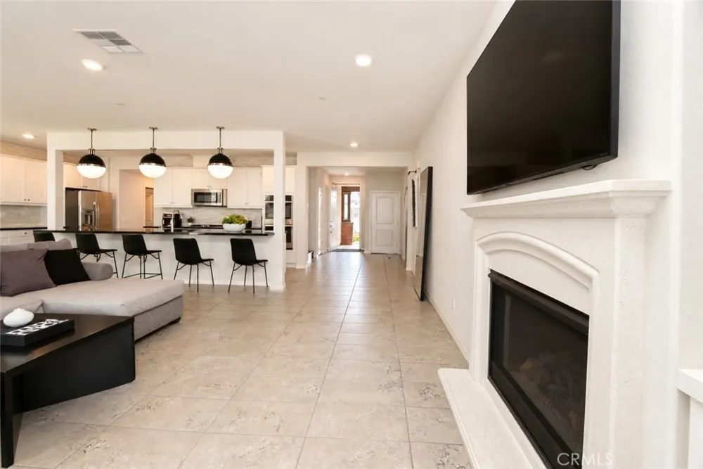 2750 Kings Canyon Drive Jurupa Valley, CA 92509