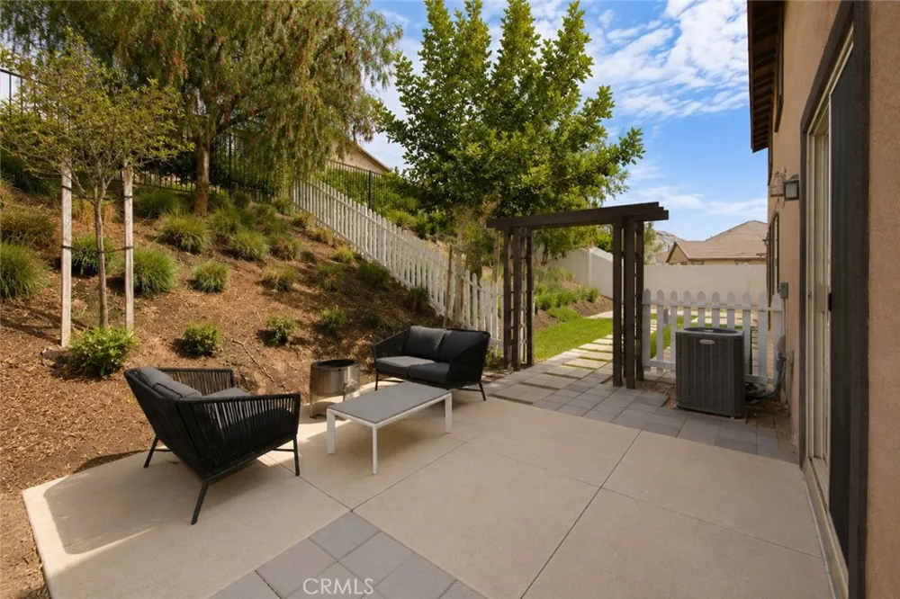 2750 Kings Canyon Drive Jurupa Valley, CA 92509