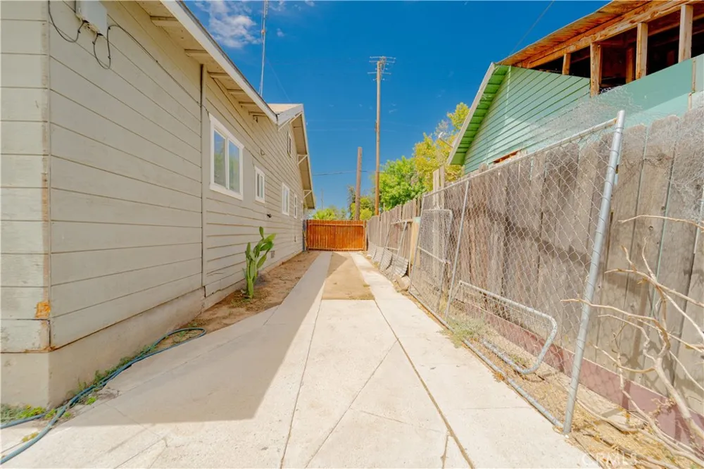 632 College Fresno, CA 93728