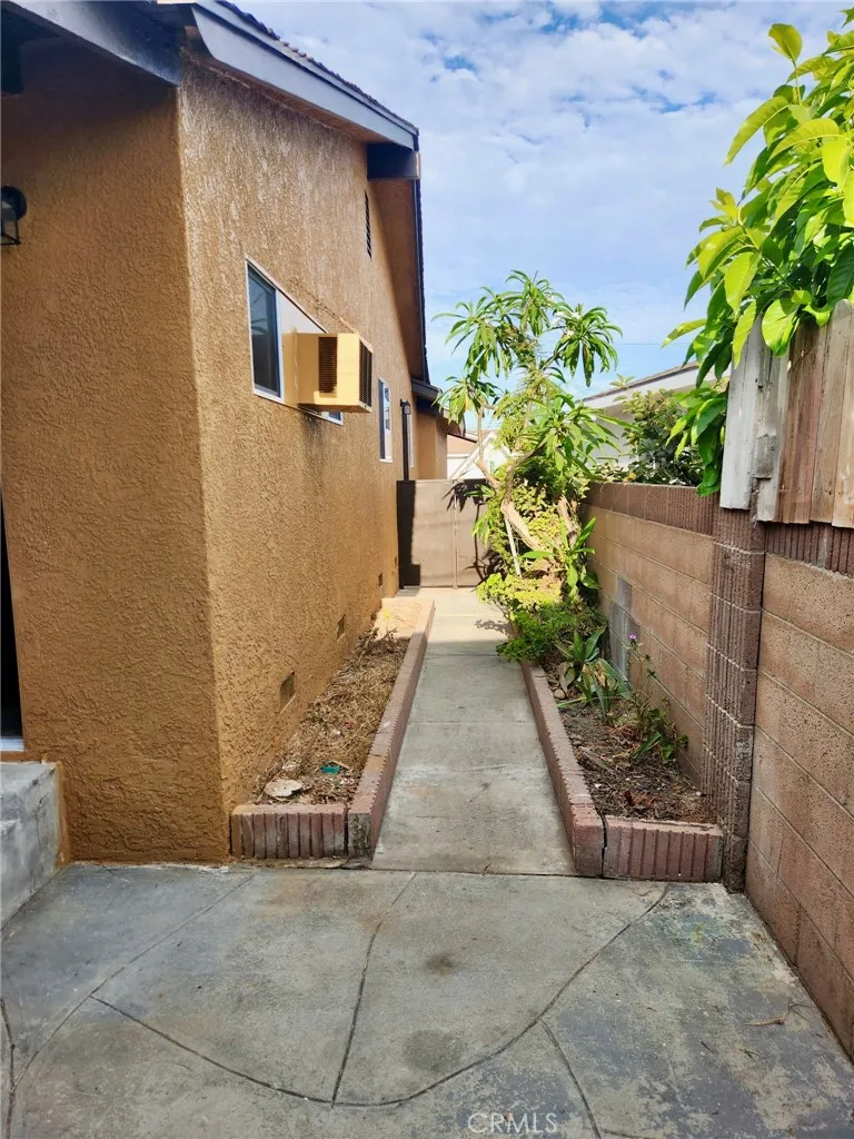 17809 Thornlake Artesia, CA 90701