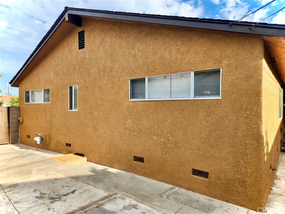 17809 Thornlake Artesia, CA 90701