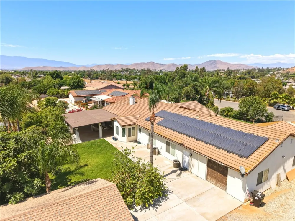5685 Oak Tree Cir Jurupa Valley, CA 92509