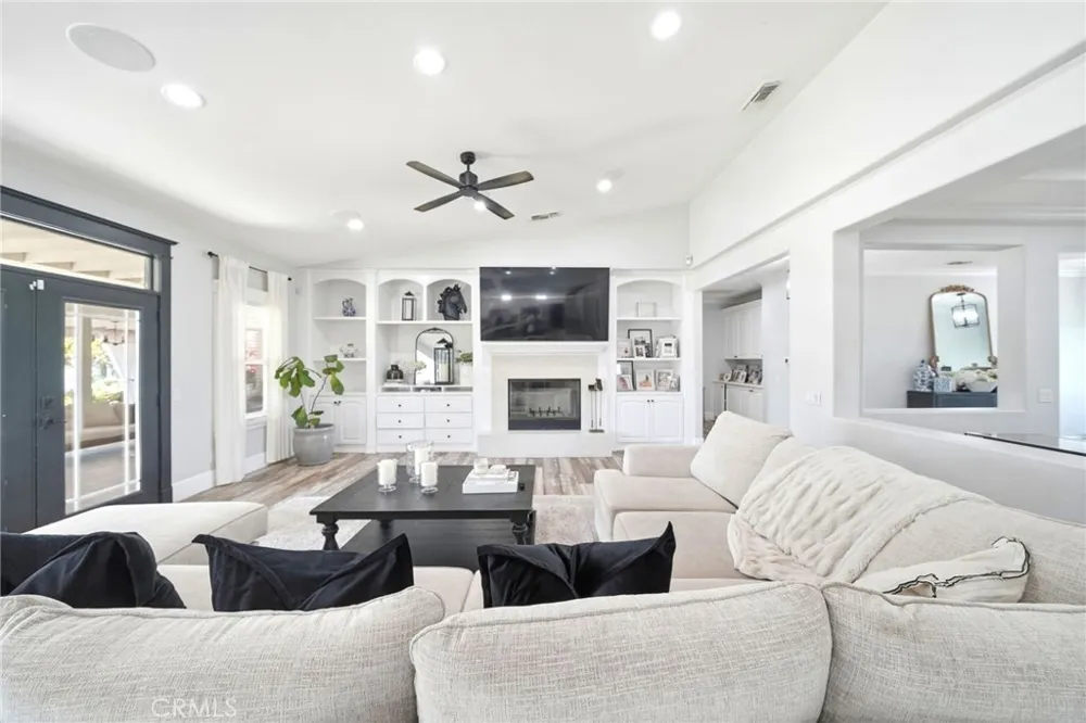 5685 Oak Tree Cir Jurupa Valley, CA 92509