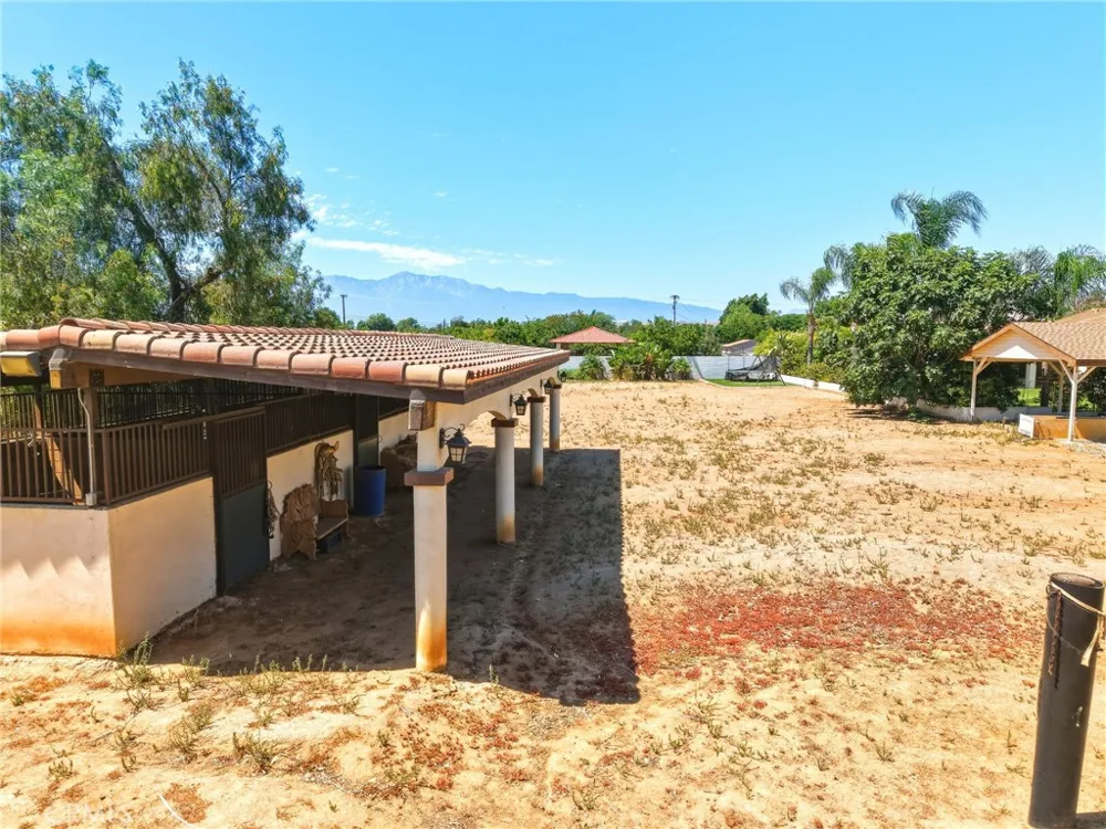 5685 Oak Tree Cir Jurupa Valley, CA 92509