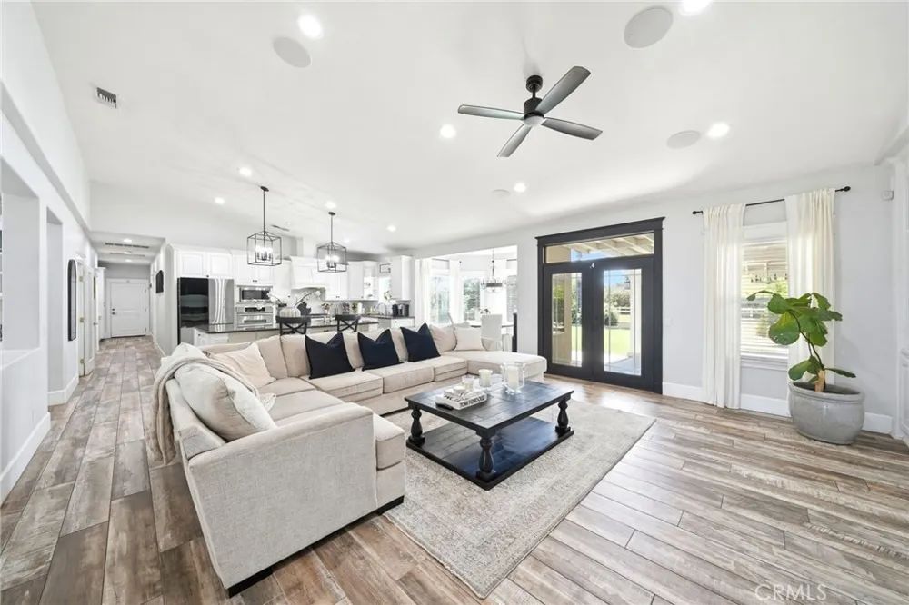 5685 Oak Tree Cir Jurupa Valley, CA 92509
