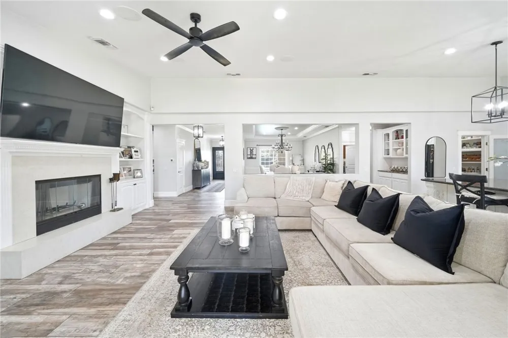 5685 Oak Tree Cir Jurupa Valley, CA 92509
