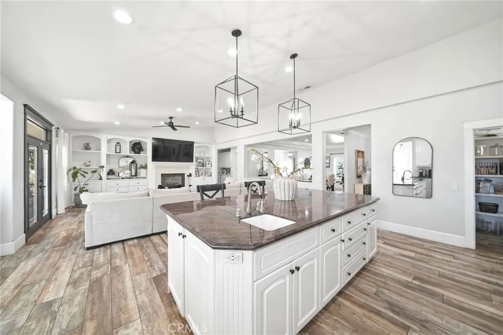 5685 Oak Tree Cir Jurupa Valley, CA 92509