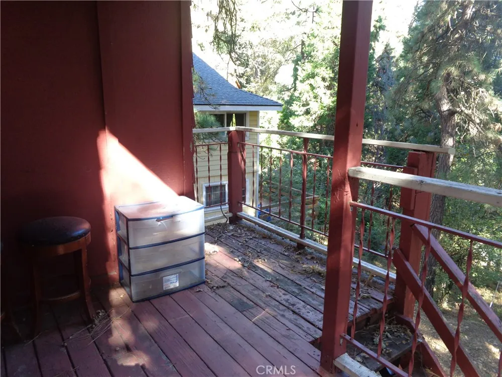 1021 Coulter Pine Crestline, CA 92325