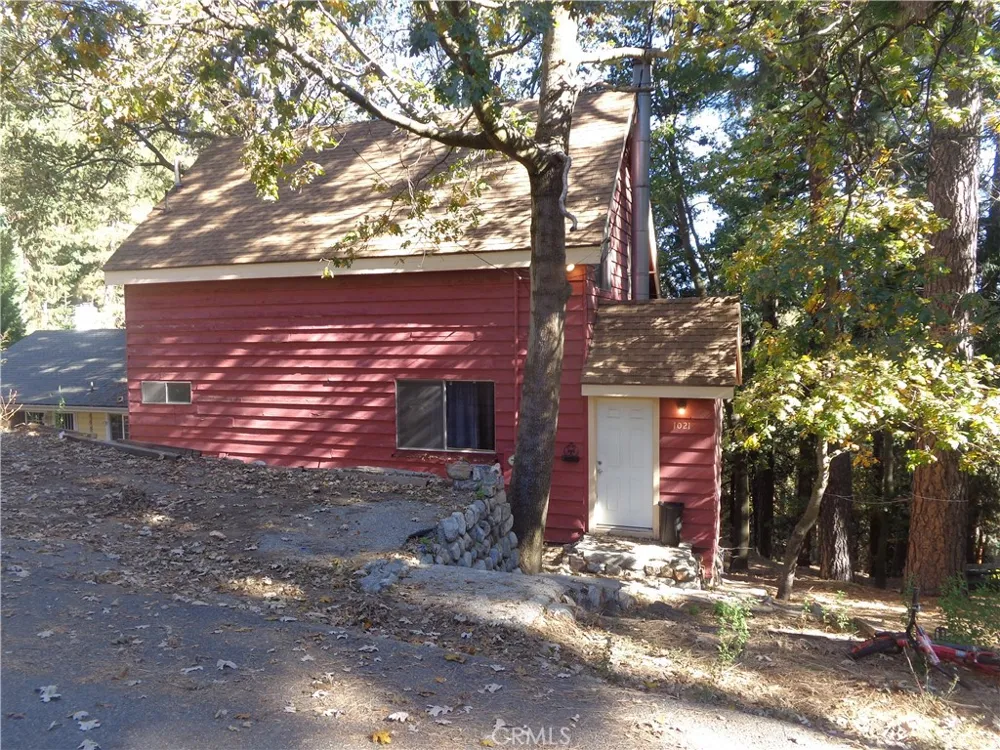 1021 Coulter Pine Crestline, CA 92325