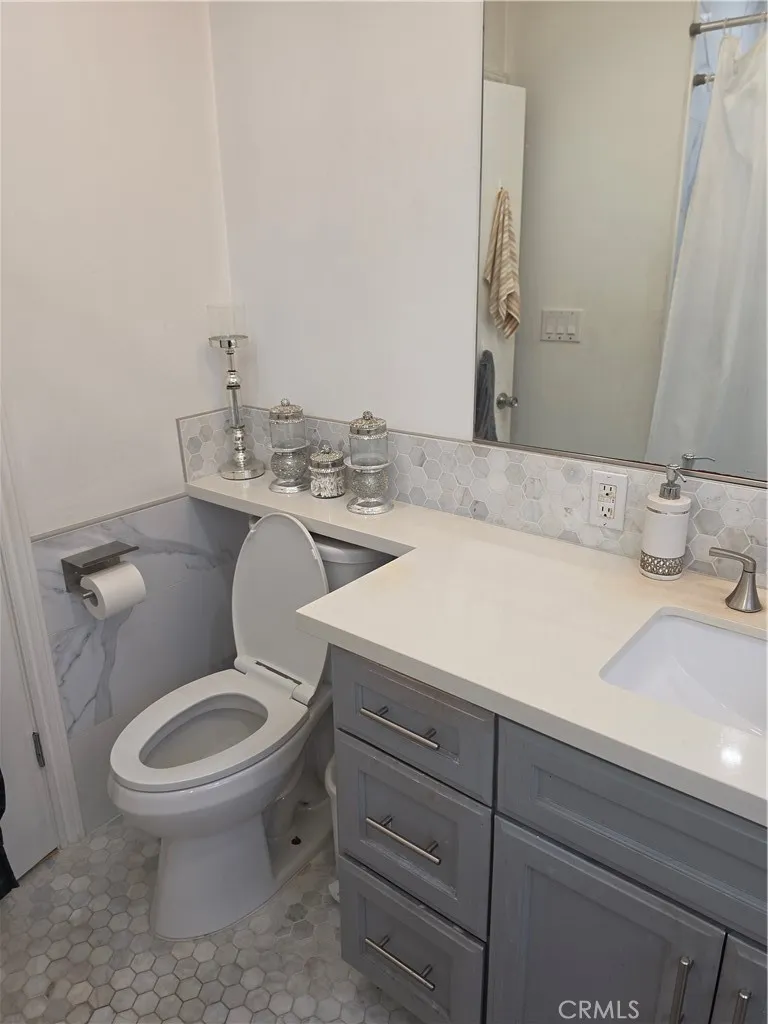 11703 Wilkie Hawthorne, CA 90250