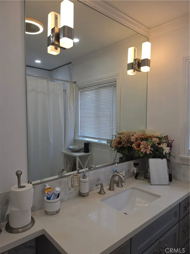 11703 Wilkie Hawthorne, CA 90250