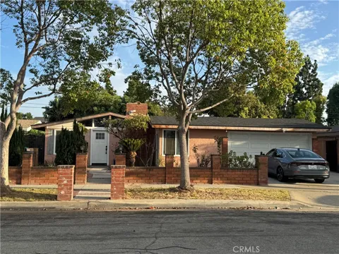 2128 W Larkspur