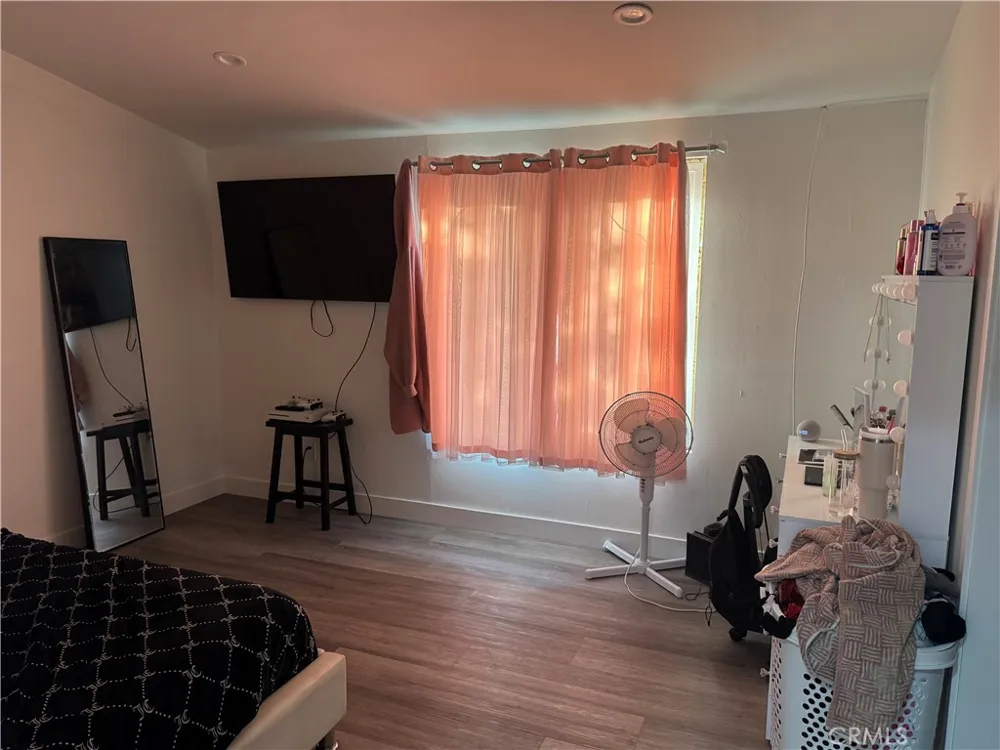 2128 W Larkspur Orange, CA 92868