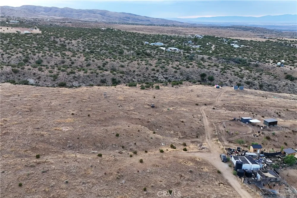 113 E 113th St E/ Juniper Mesa Rd S Juniper Hills, CA 93543