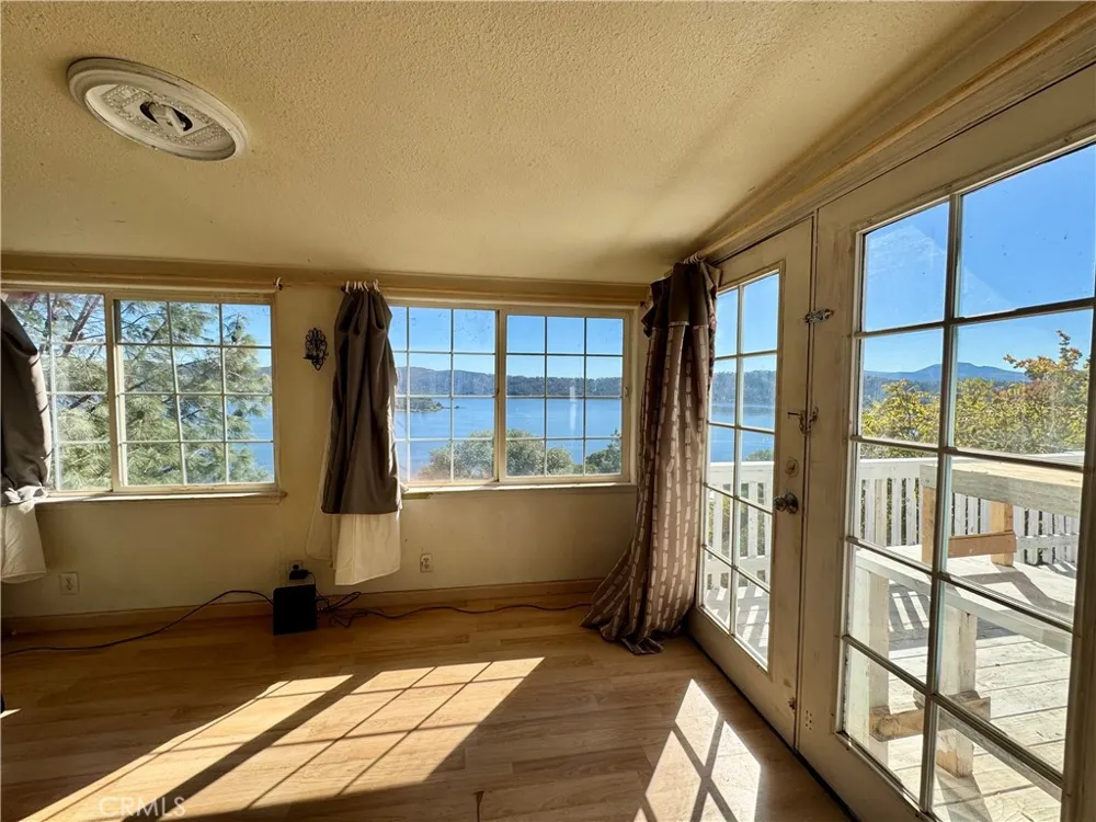 11633 Lakeview Drive Clearlake Oaks, CA 95423
