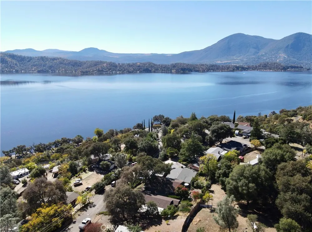 11633 Lakeview Drive Clearlake Oaks, CA 95423