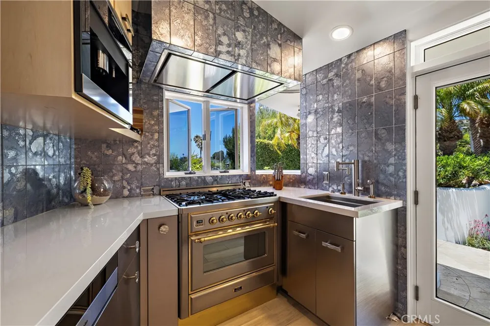 594 Cliff Drive Laguna Beach, CA 92651