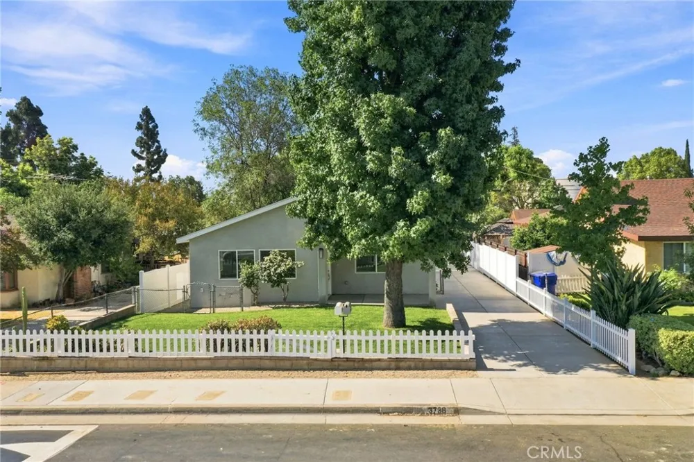 3738 Blanche Pasadena, CA 91107