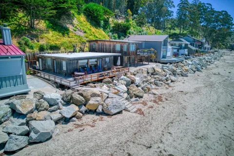 16 Potbelly Beach Road
