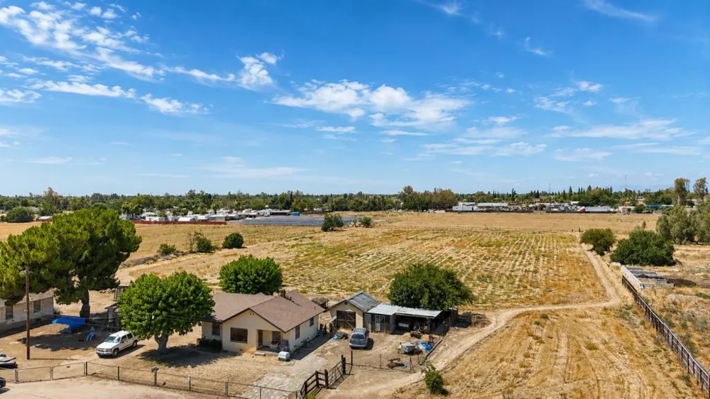 1367 Marks Avenue Fresno, CA 93722