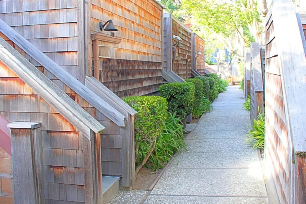 461 Dela Vina Avenue #104 Monterey, CA 93940