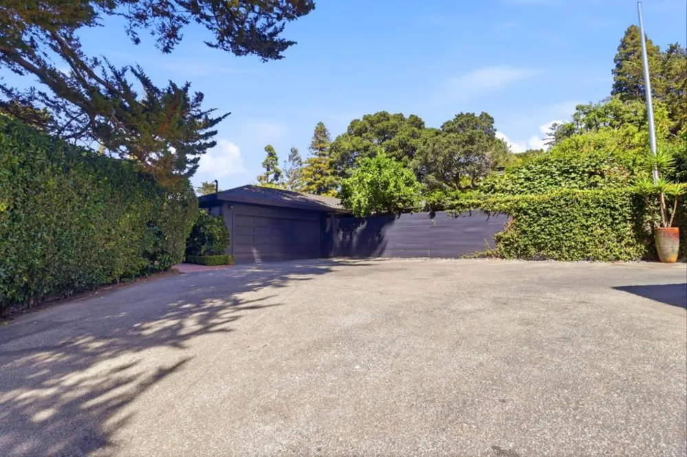 820 Eucalyptus Avenue Hillsborough, CA 94010