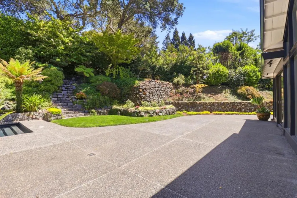 820 Eucalyptus Avenue Hillsborough, CA 94010