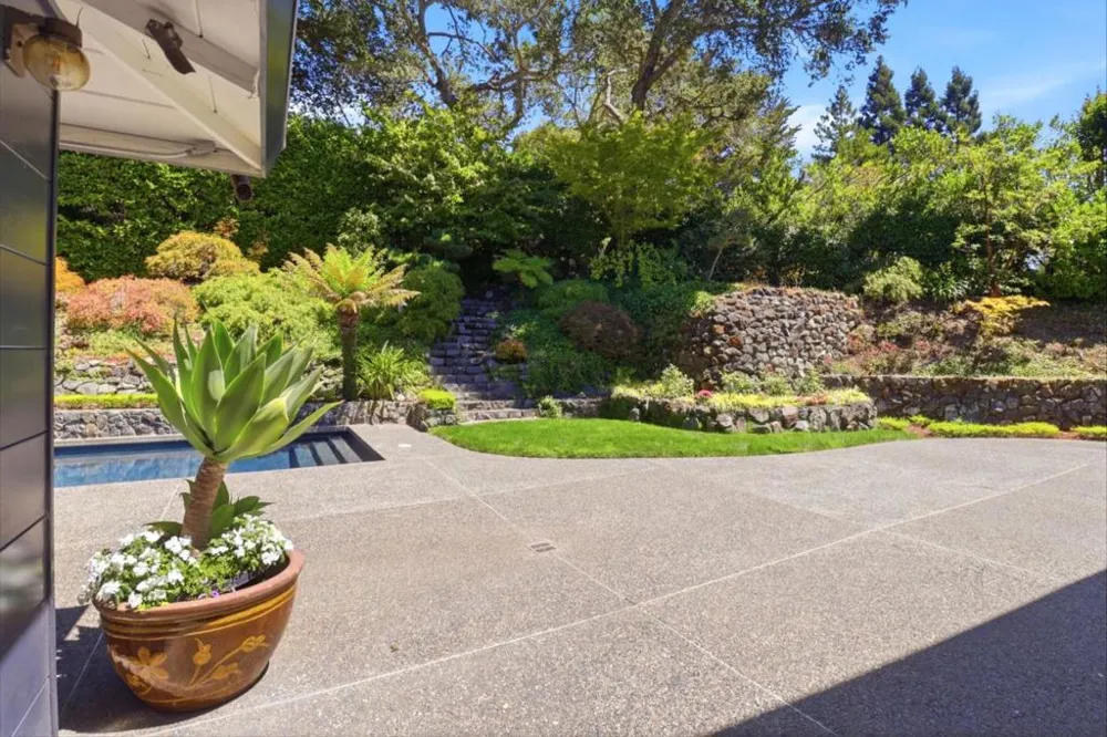 820 Eucalyptus Avenue Hillsborough, CA 94010