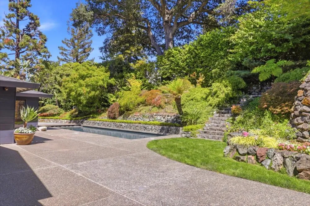 820 Eucalyptus Avenue Hillsborough, CA 94010