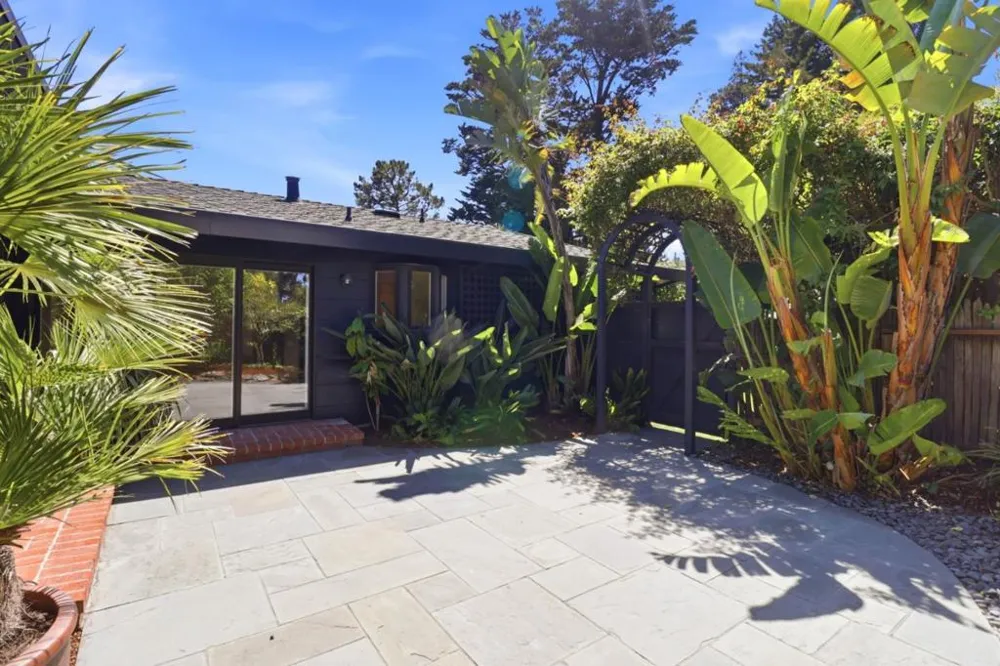 820 Eucalyptus Avenue Hillsborough, CA 94010