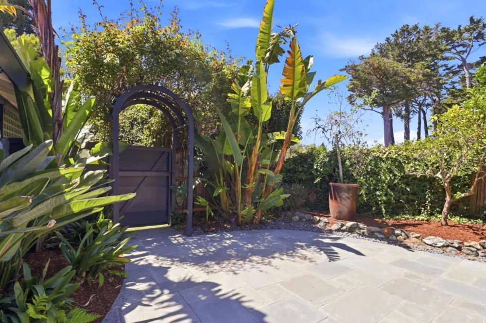820 Eucalyptus Avenue Hillsborough, CA 94010