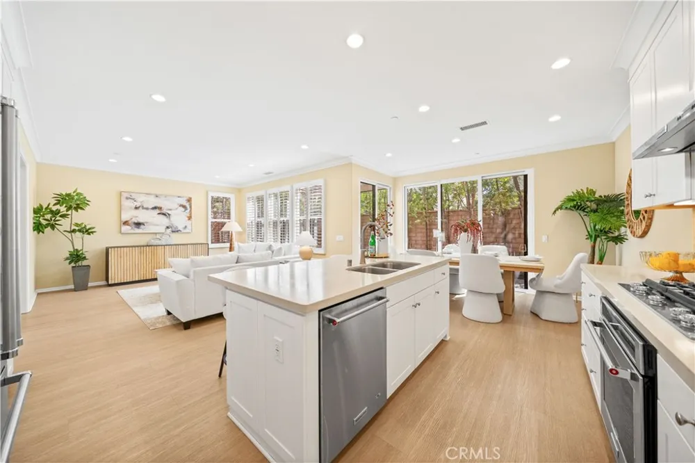 190 Crescent Moon Irvine, CA 92602