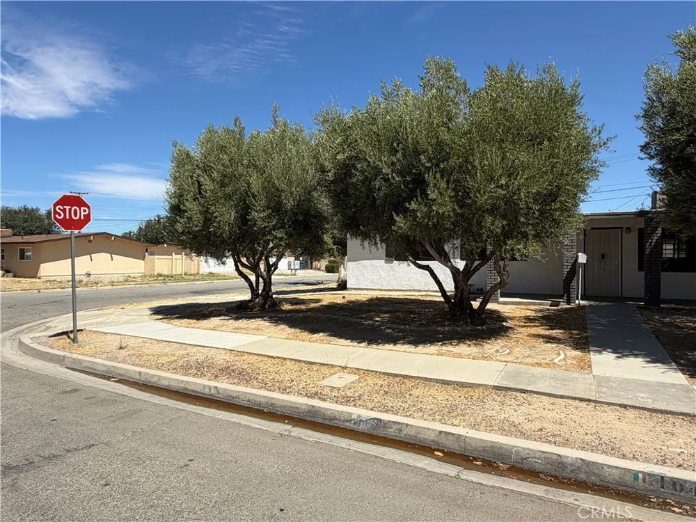 1047 W Avenue H6 Lancaster, CA 93534