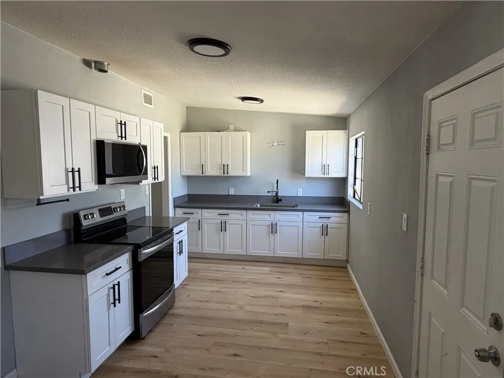 1047 W Avenue H6 Lancaster, CA 93534