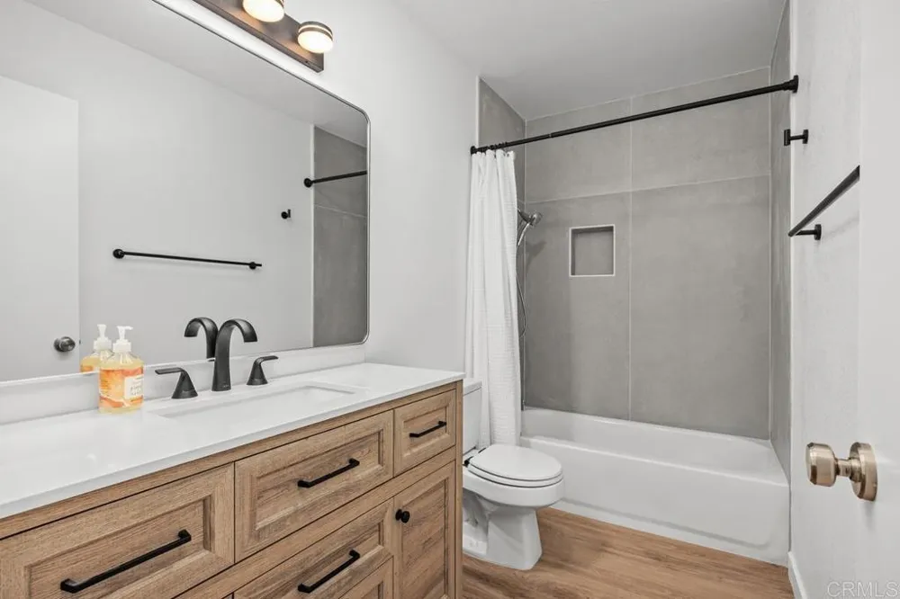 424 Stratford Court #A21 Del Mar, CA 92014