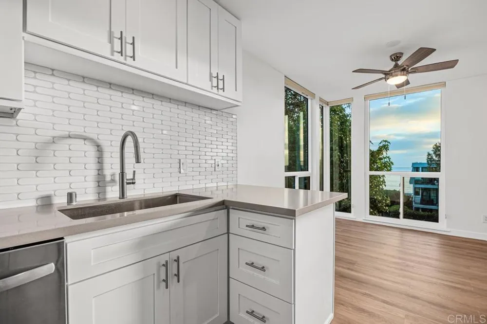 424 Stratford Court #A21 Del Mar, CA 92014