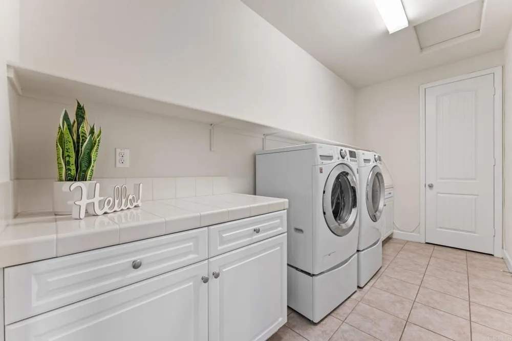 261 Flores Lane Vista, CA 92083