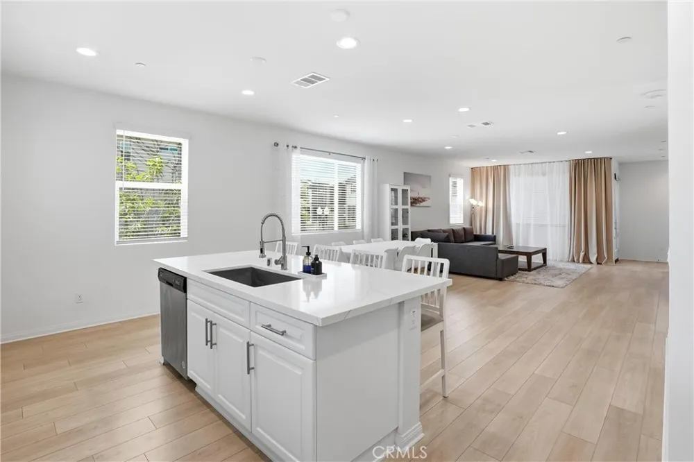 916 E 3RD ST Santa Ana, CA 92701