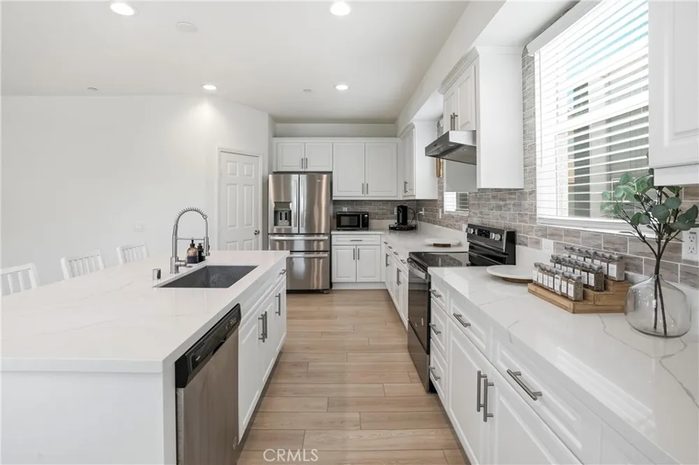 916 E 3RD ST Santa Ana, CA 92701