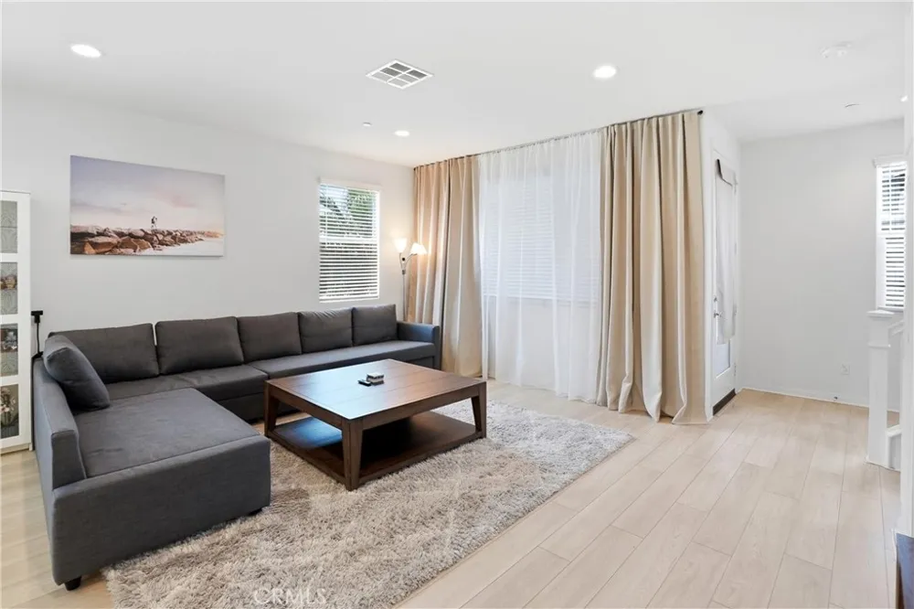 916 E 3RD ST Santa Ana, CA 92701