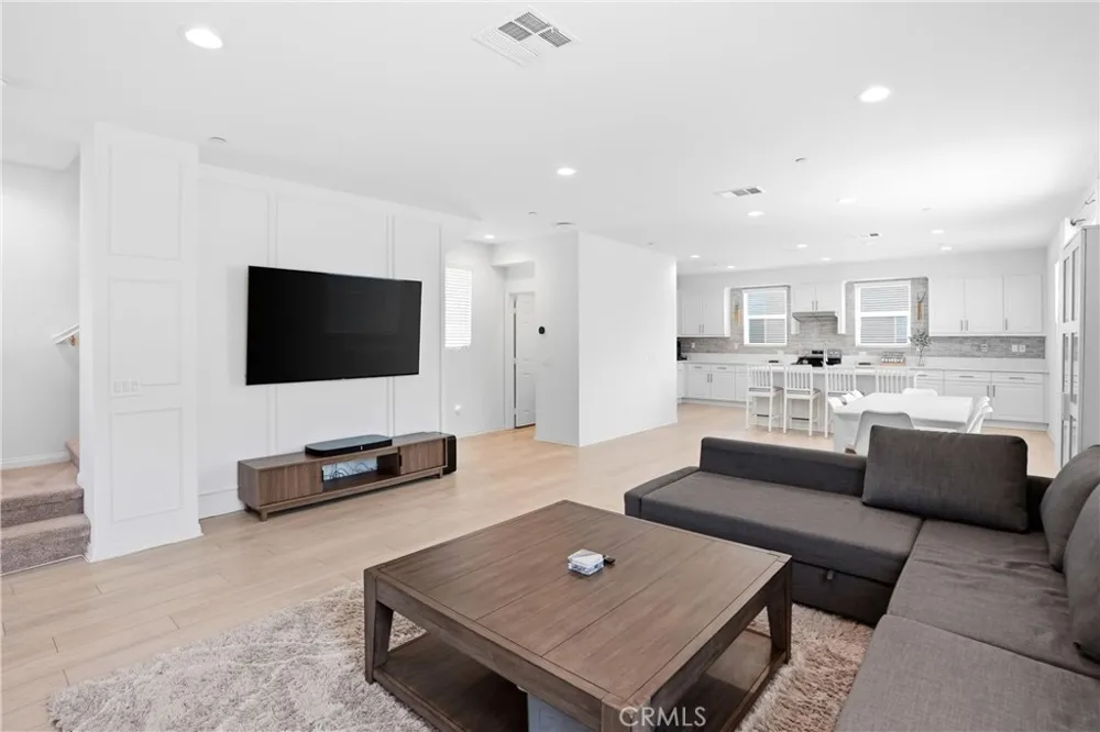 916 E 3RD ST Santa Ana, CA 92701
