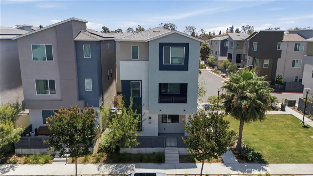 916 E 3RD ST Santa Ana, CA 92701